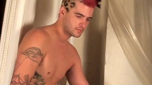 AlternaDudes - Punk smoking in bath